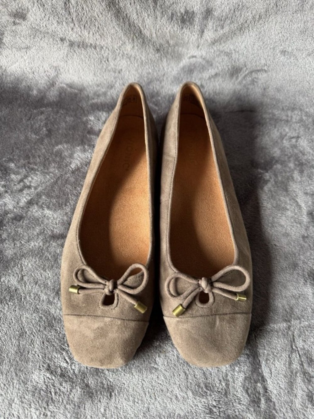 VIONIC Klara Ballet Flats 8.5 Taupe Grey Suede Bow Logo Arch Support Comfy NWB